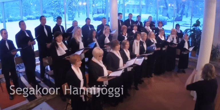 Segakoor Hannijöggi Kehra Koguduse hoones esinemas