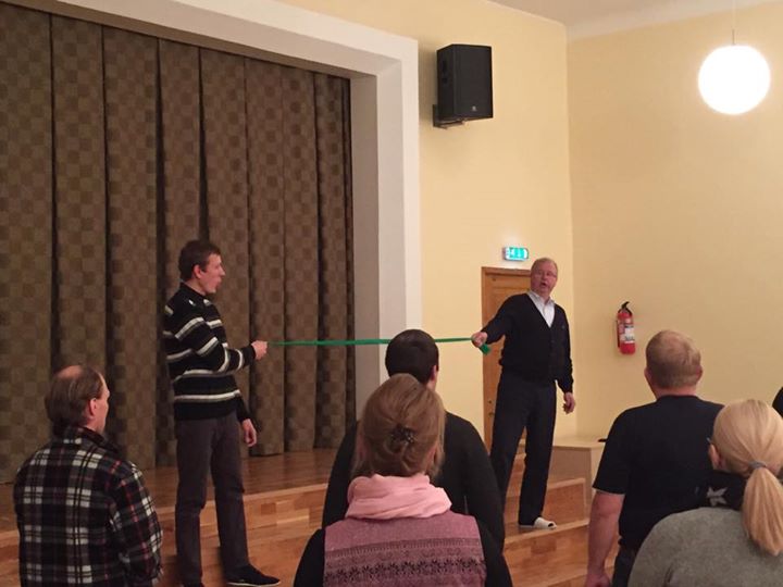 Joosep ja Arvi teevad hääleseadja, Triin Ella, näidisharjutust