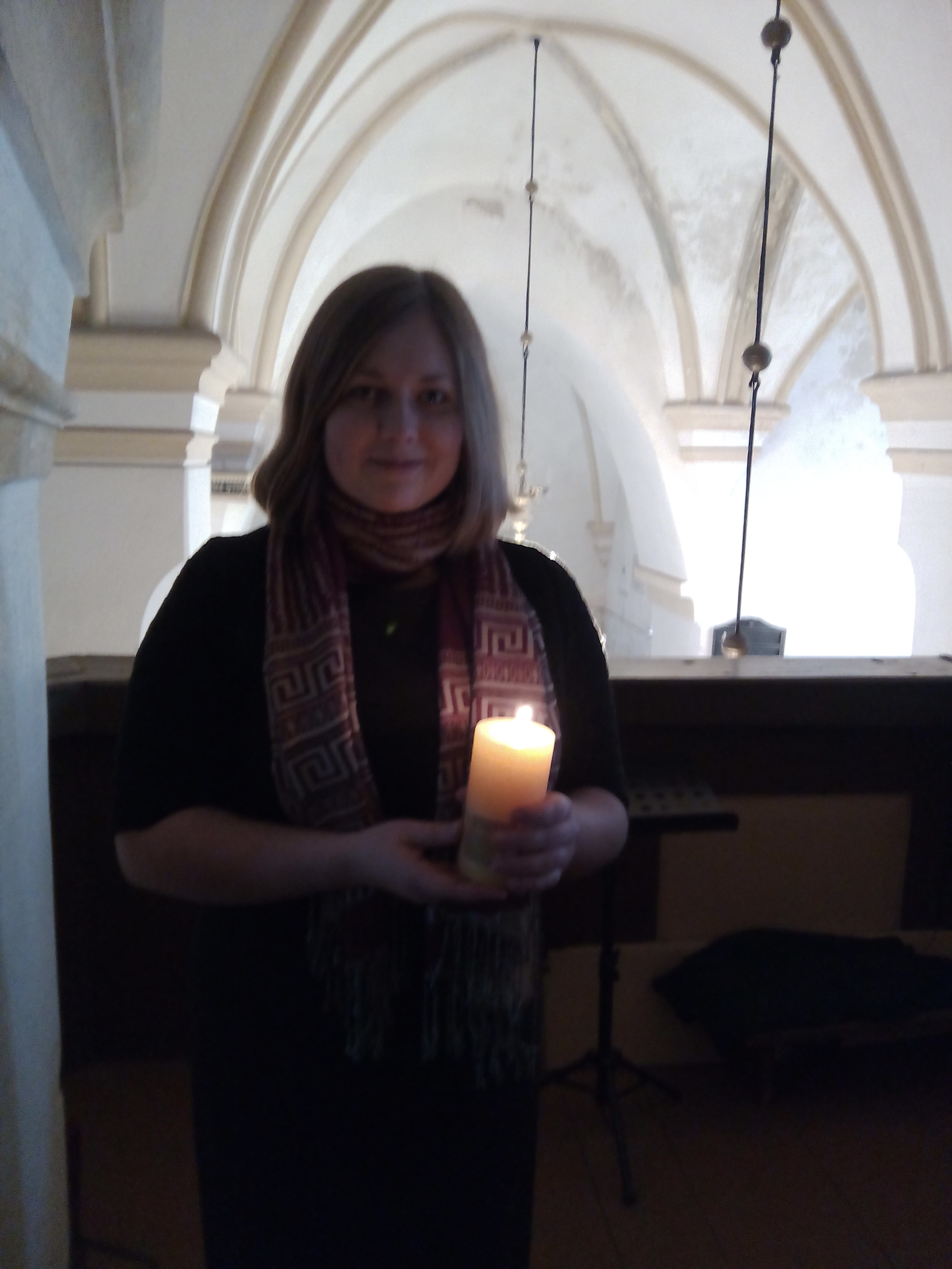 Dirigent Mariell Aren küünlaga Jõelähtme kirikus