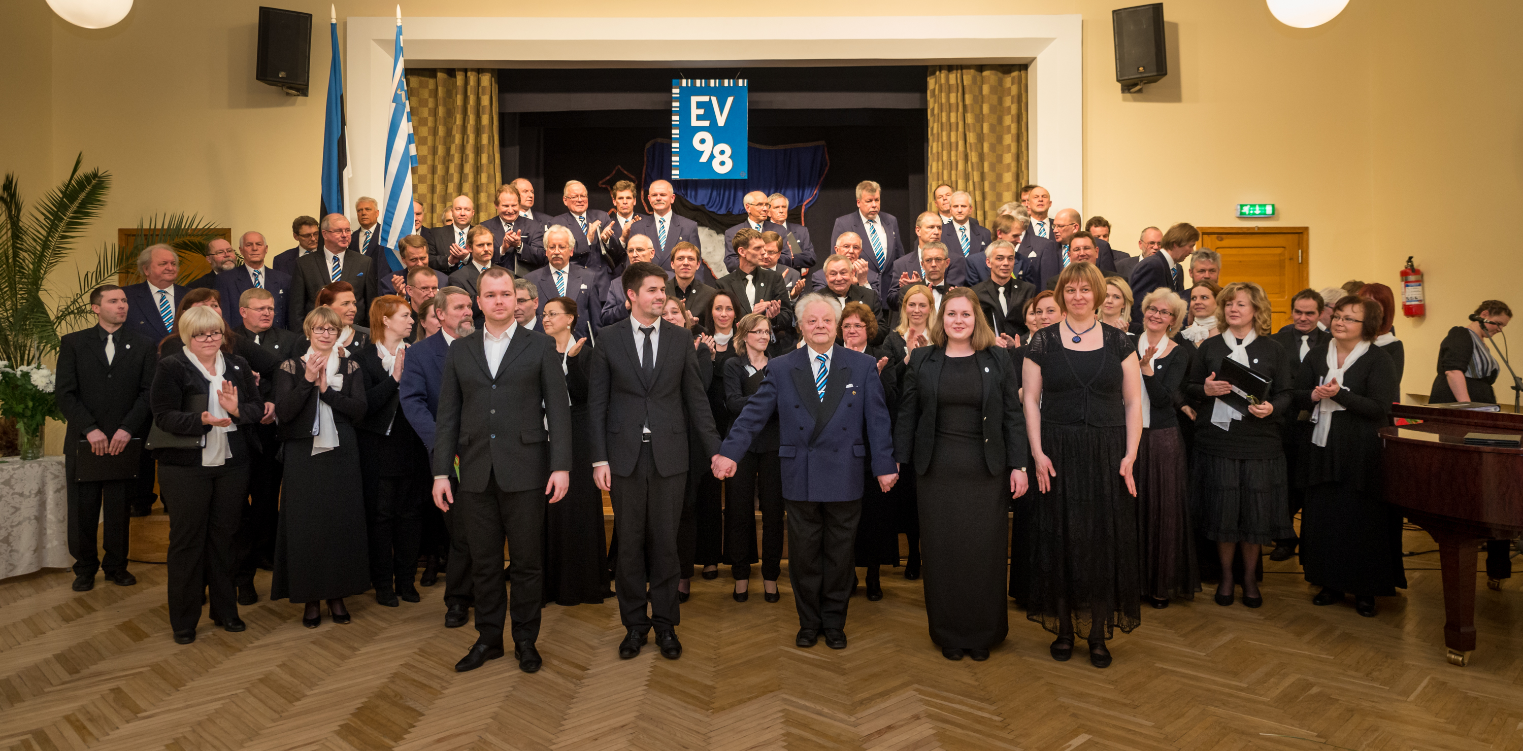 Segakoor Hannijöggi koos Inseneride Meeskooriga Kehra Gümnaasiumi aulas