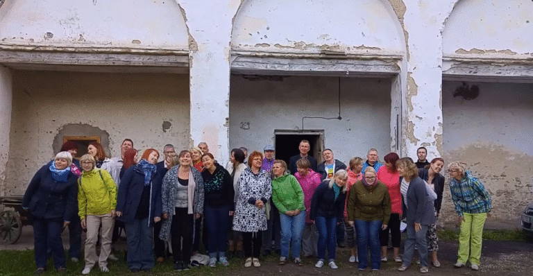 Segakoor Hannijöggi Anija mõisa aida ees