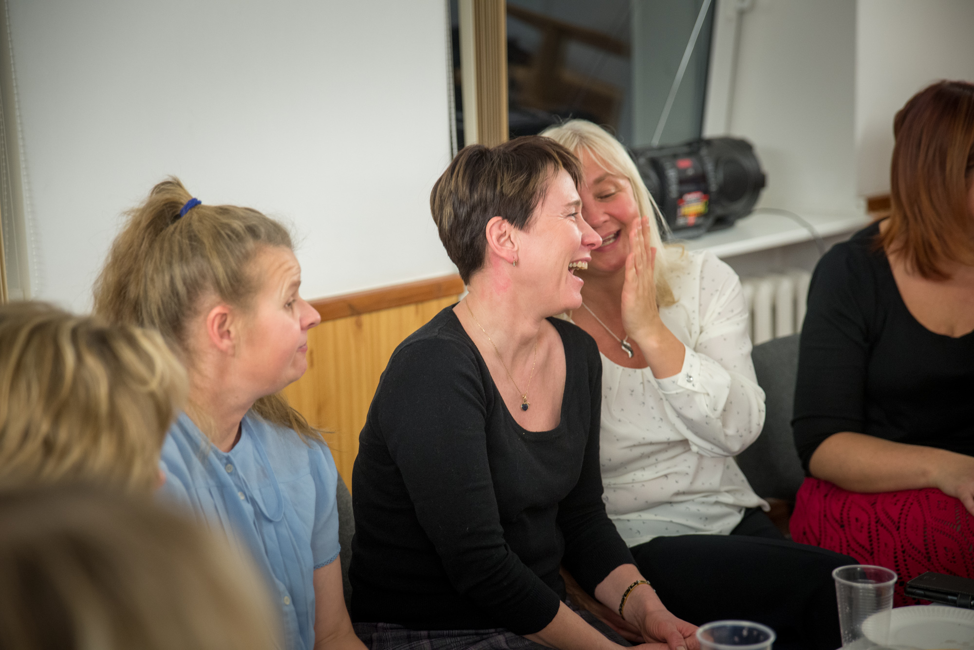 Lauljad mingit telefonimängu mängimas