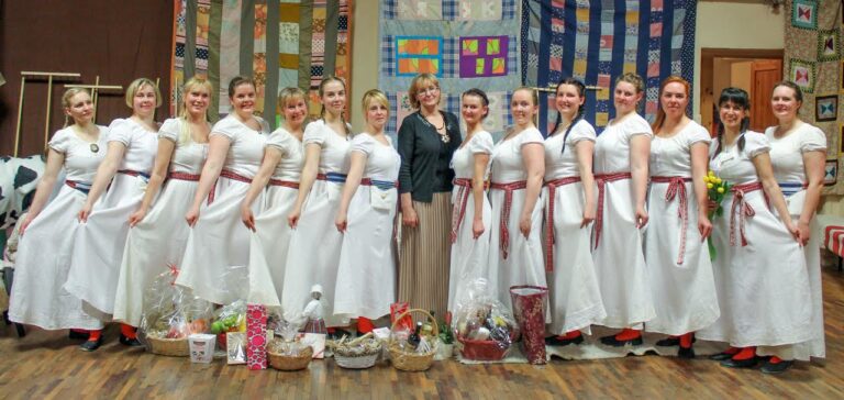 Naisrahvatantsurühm Päikeseratas