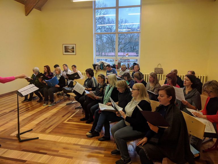 Segakoor Hannijöggi Alavere koolimaja aulas harjutamas