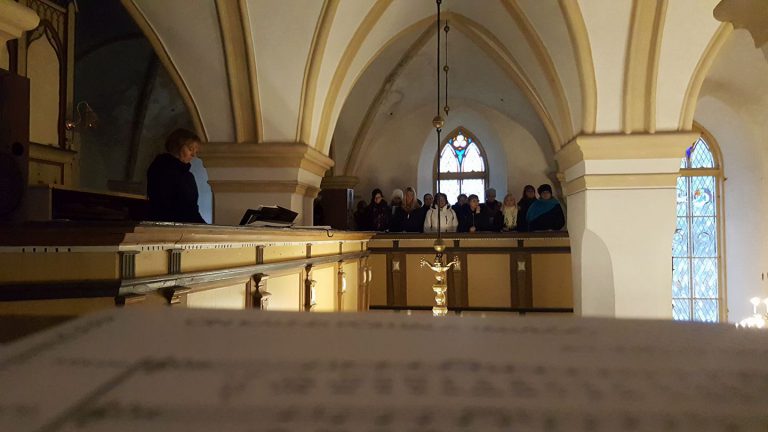 Noot ja osa Segakoor Hannijöggi koorist taustal