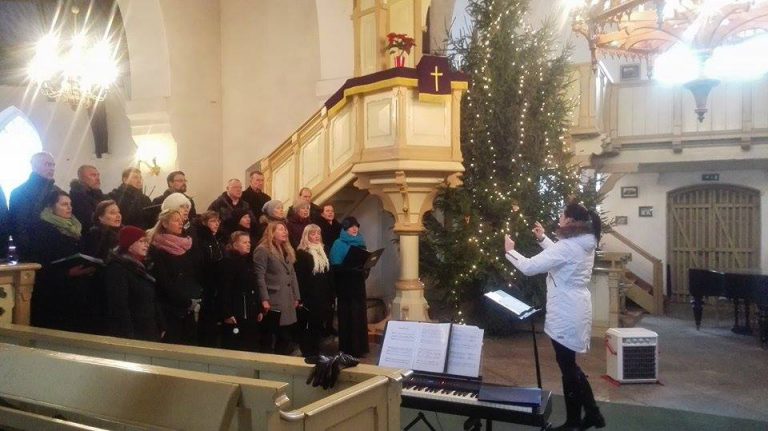 Segakoor Hannijöggi Jüri kirikus laulmas