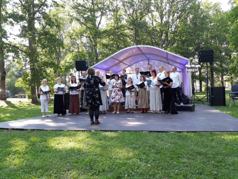 Segakoor Hannijöggi esinemas Kehras Tunne Rahvust enda ümber üritusel