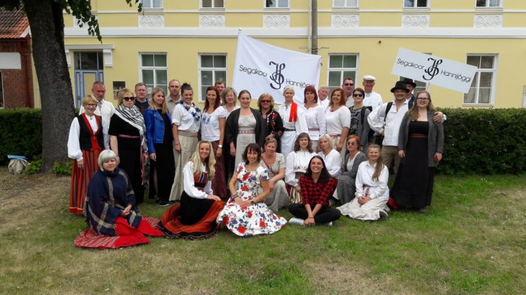 Segakoor Hannijöggi ühispilt ESL laulupäeval Viljandis