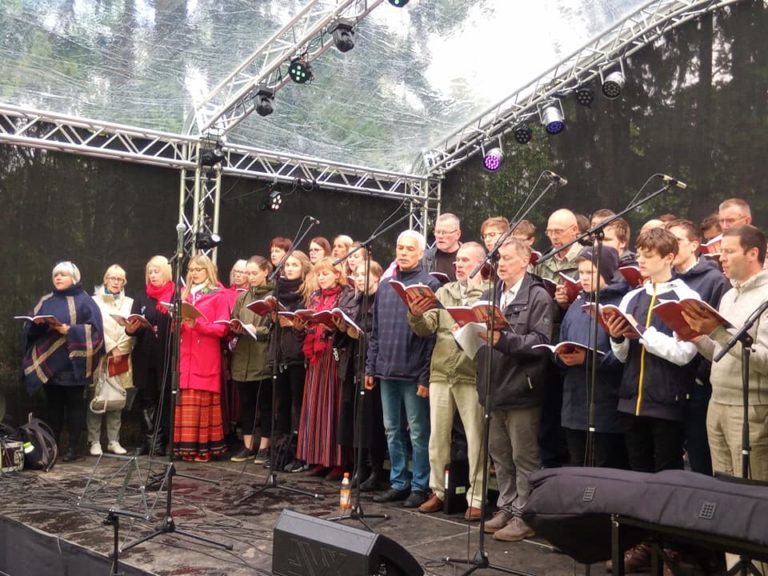 Lauljad Kehra päeval laulmas.