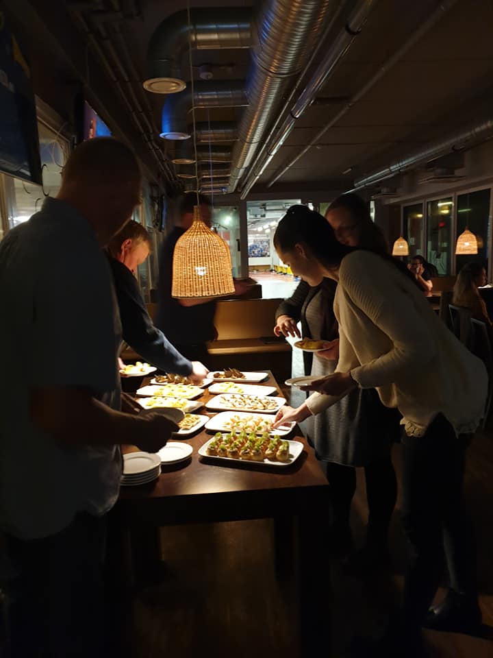 Koorilauljad koori sünnipäeva head ja paremat maiustamas