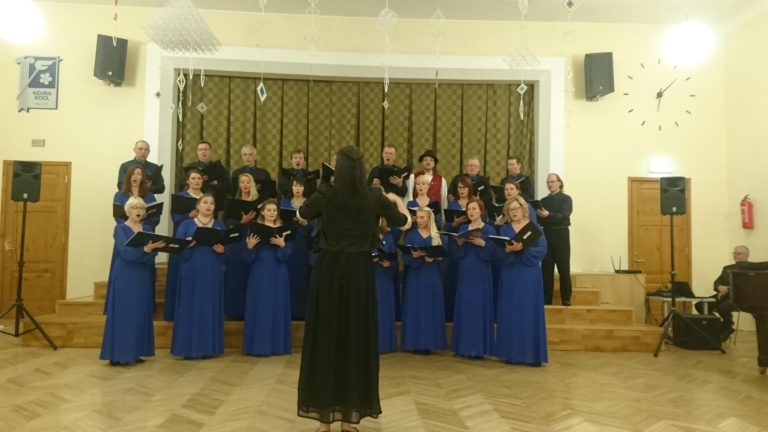 Segakoor Hannijöggi esinemas Kehra Gümnaasiumi aulas