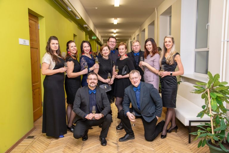 Segakoor Hannijöggi liikmet Vabariigi aastapäeva kontsert vastuvõtul.