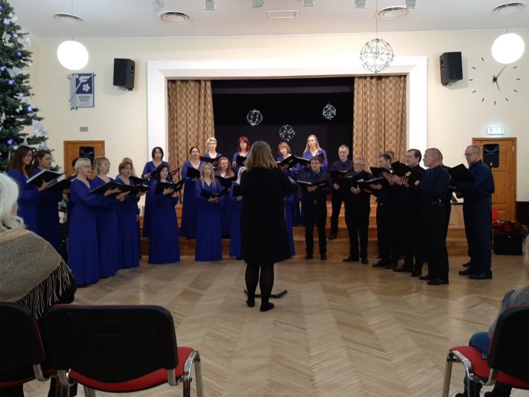 Segakoor Hannijöggi Isetegijate jõulukontserdil esinemas