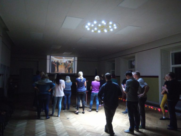 Lauljad Vodja laululaagri õhtul vabaaega veetmas